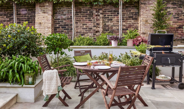 Taman belakang dengan area BBQ dan ruang bersantai